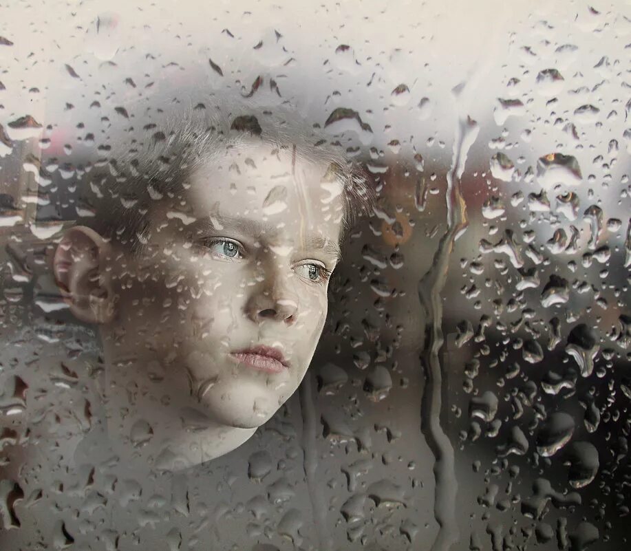 Мужчина за стеклом. Девушка за стеклом плачет. Девушка за мокрым стеклом. Лицо через стекло. Лицо через стекло.