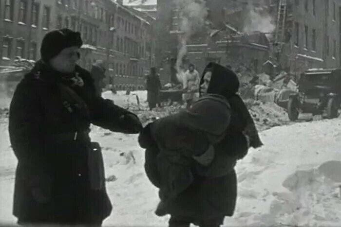 Блокада ленинграда кадры кинохроники. Блокадный ленинград зима 1941. Блокада ленинграда убитые. Кадры блокадного ленинграда. Зимнее утро афиша.