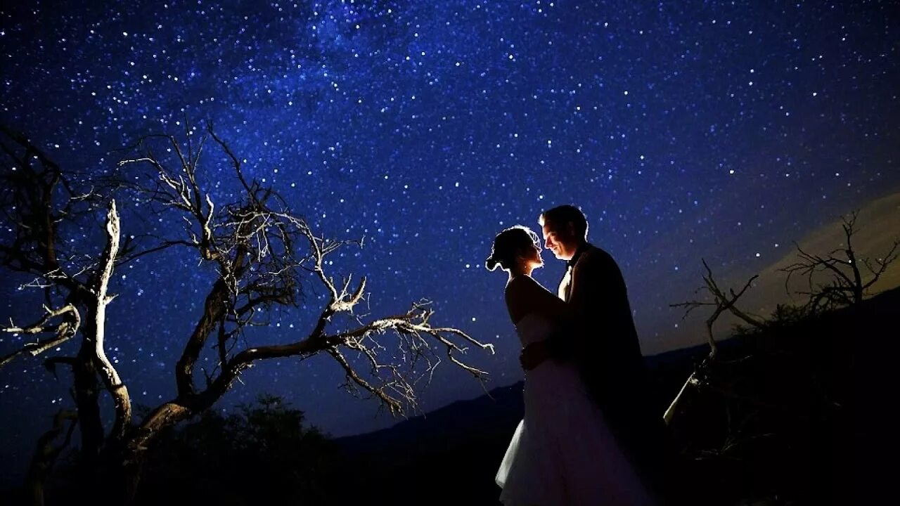 Красивая ночь романтичные картинки. Влюбленные ночью. Звездное небо романтика. Прогулка под звездами. Влюбленные под звездами.