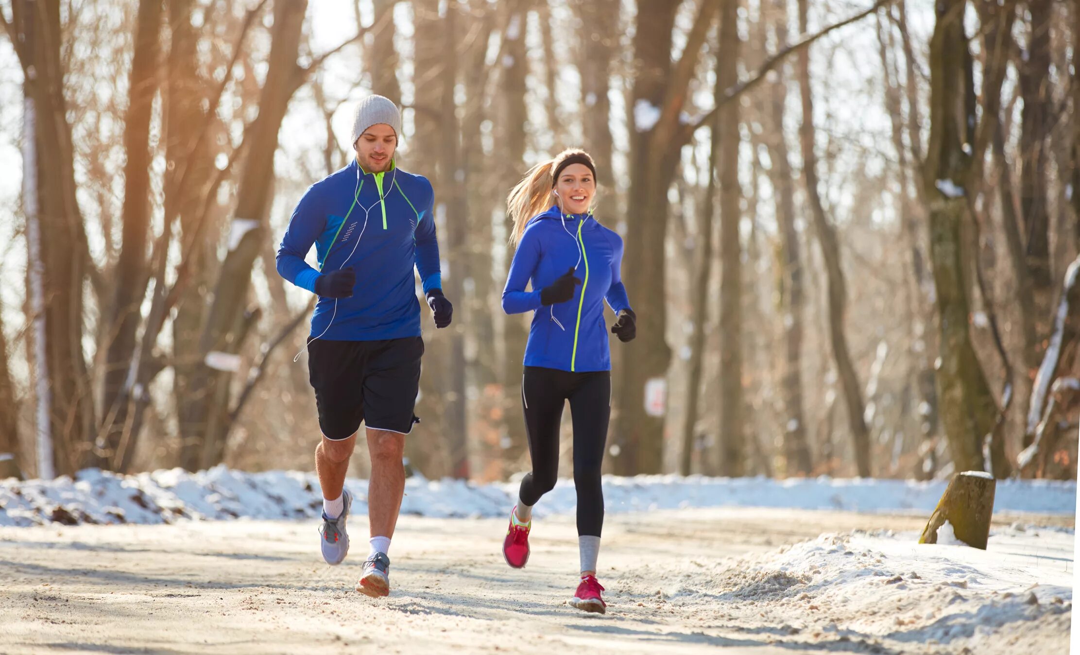 Do sport the winter. Спортсмен зимой. Спорт на свежем воздухе. Зимний бег. Пробежка в парке.