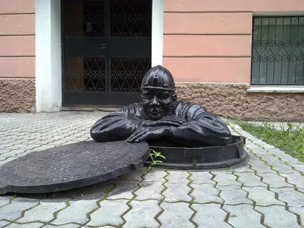 Памятник сантехнику