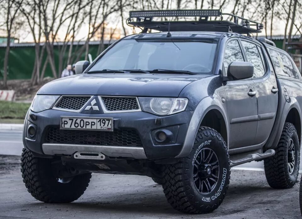 Шины l200 mitsubishi. Колеса l200 Mitsubishi. Mitsubishi l200 на 33 колесах. Мицубиси л 200 хаки. Митсубиси л200 на 33 колесах.