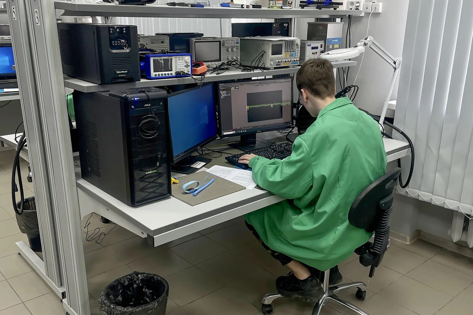 Специальность разработка электронных устройств. Разработка электроники. разработка электронных устройств и систем. разработка электронных устройств и систем профессия. халат для монтажника рэа.