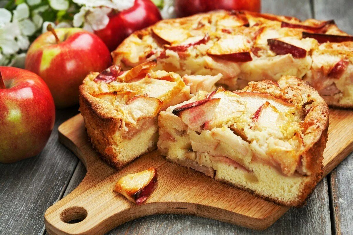 Яблочный пирог 2. Шарлотка с яблоками. Шарлотка с яблоками классическая. Осенний пирог с яблоками. Пирог с яблоком и корицей.