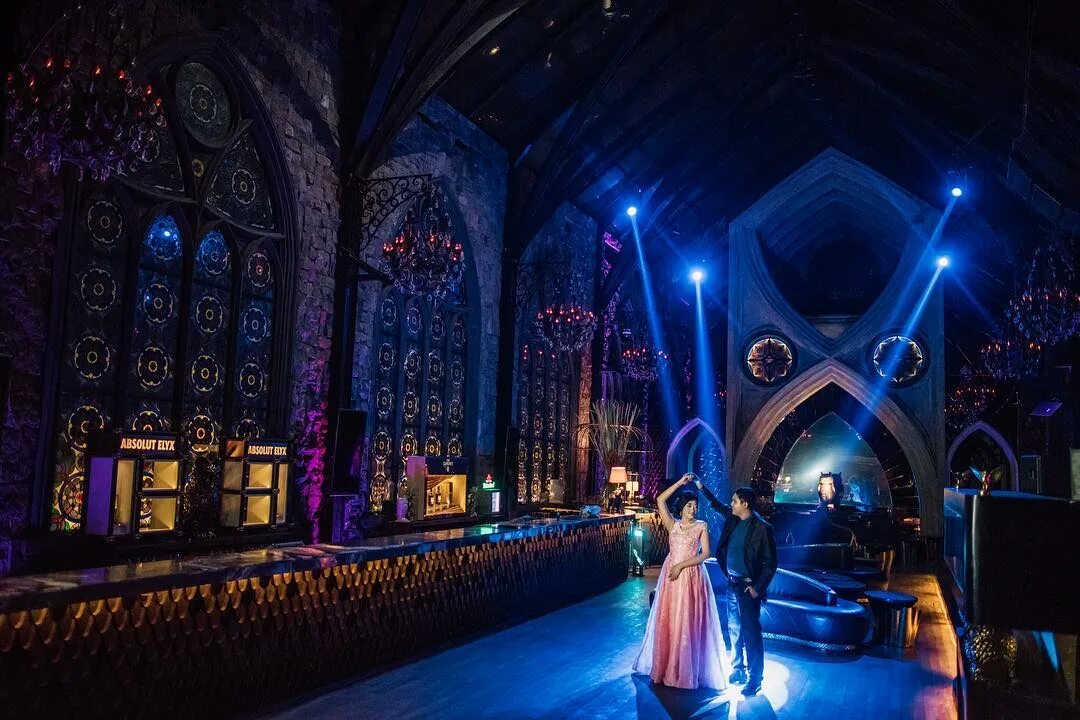 Клуб арбат екатеринбург. Mirror club. Зеркальный клуб интерьер. Клуб зеркало барнаул. Ночные клубы на бали.