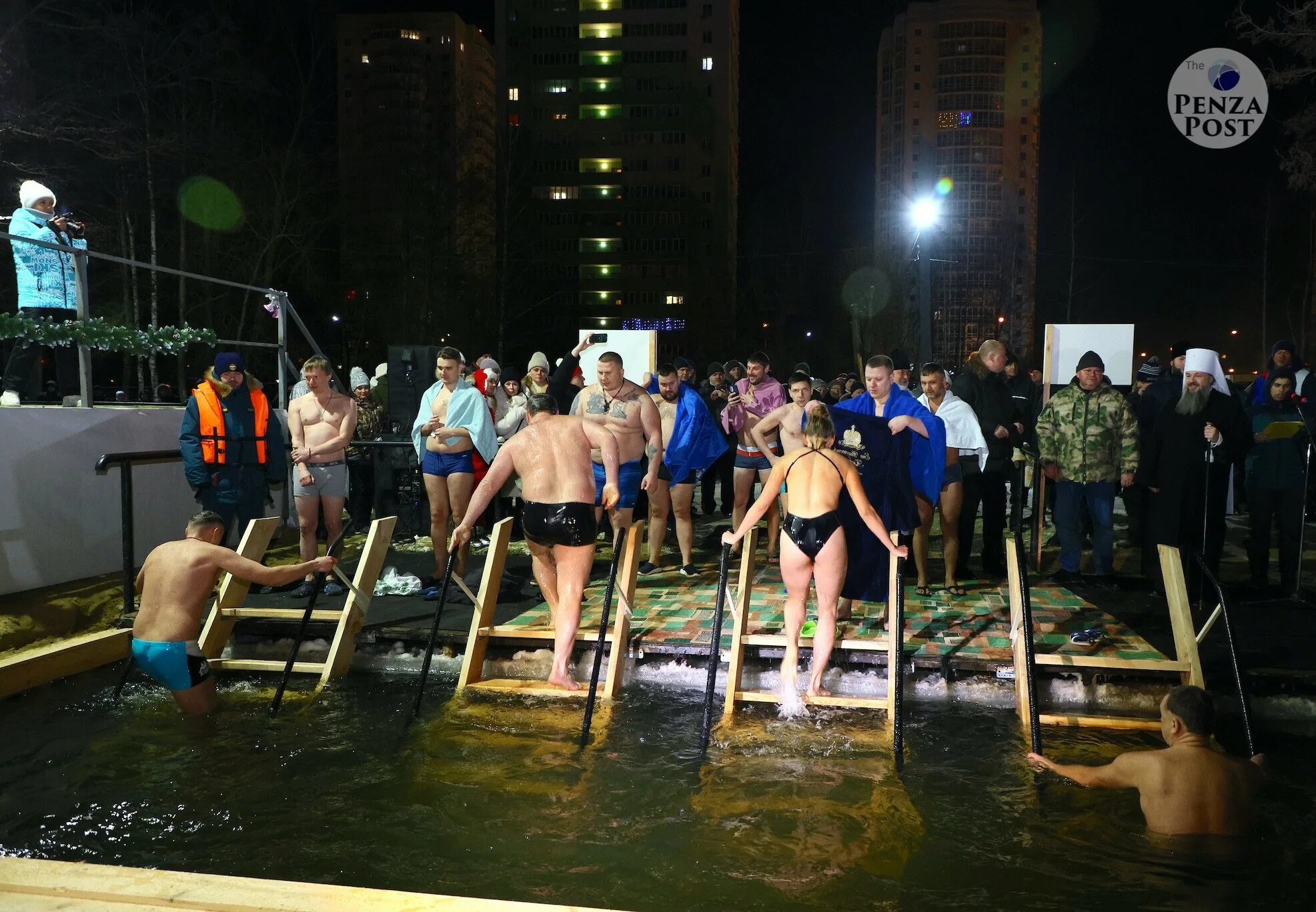 С крещением фото. Крещенские купания 2023 пенза. Спасский собор вода. Омовение на крещение. Парни в купели.