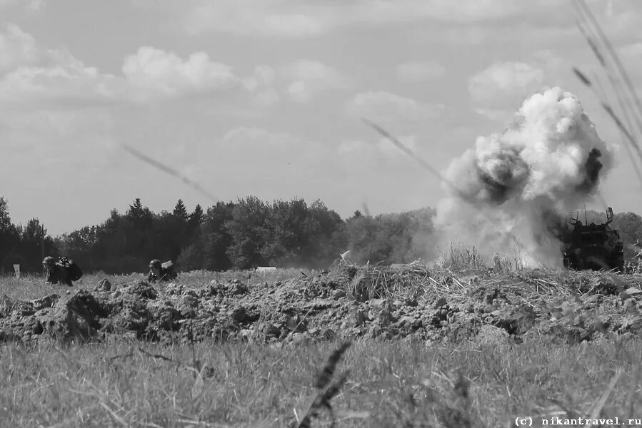 Забытое поле боя. Поле боя. Поле военного сражения. Военное поле боя без людей.