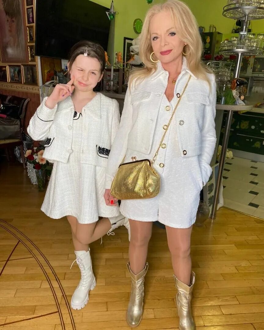 дочь и внучка долиной