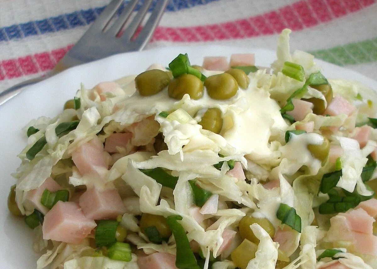 Салат капуста огурец горошек. Салат из пекинской капусты с горошком и огурцом. Салат из капусты с зеленым горошком. Салат с пекинской капустой зеленым горошком яйцом. Салат из пекинской капусты с огурцом и яйцом и горошком зеленым.