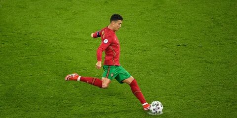 Футболист забивающий мяч