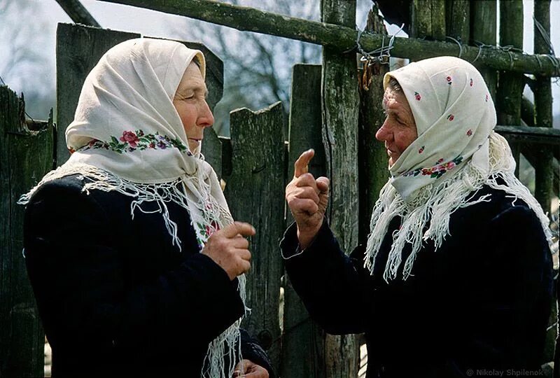 Случай в деревне 2. Сплетницы в деревне. Слухи в деревне. Две бабки в деревне. Две старушки в деревне.