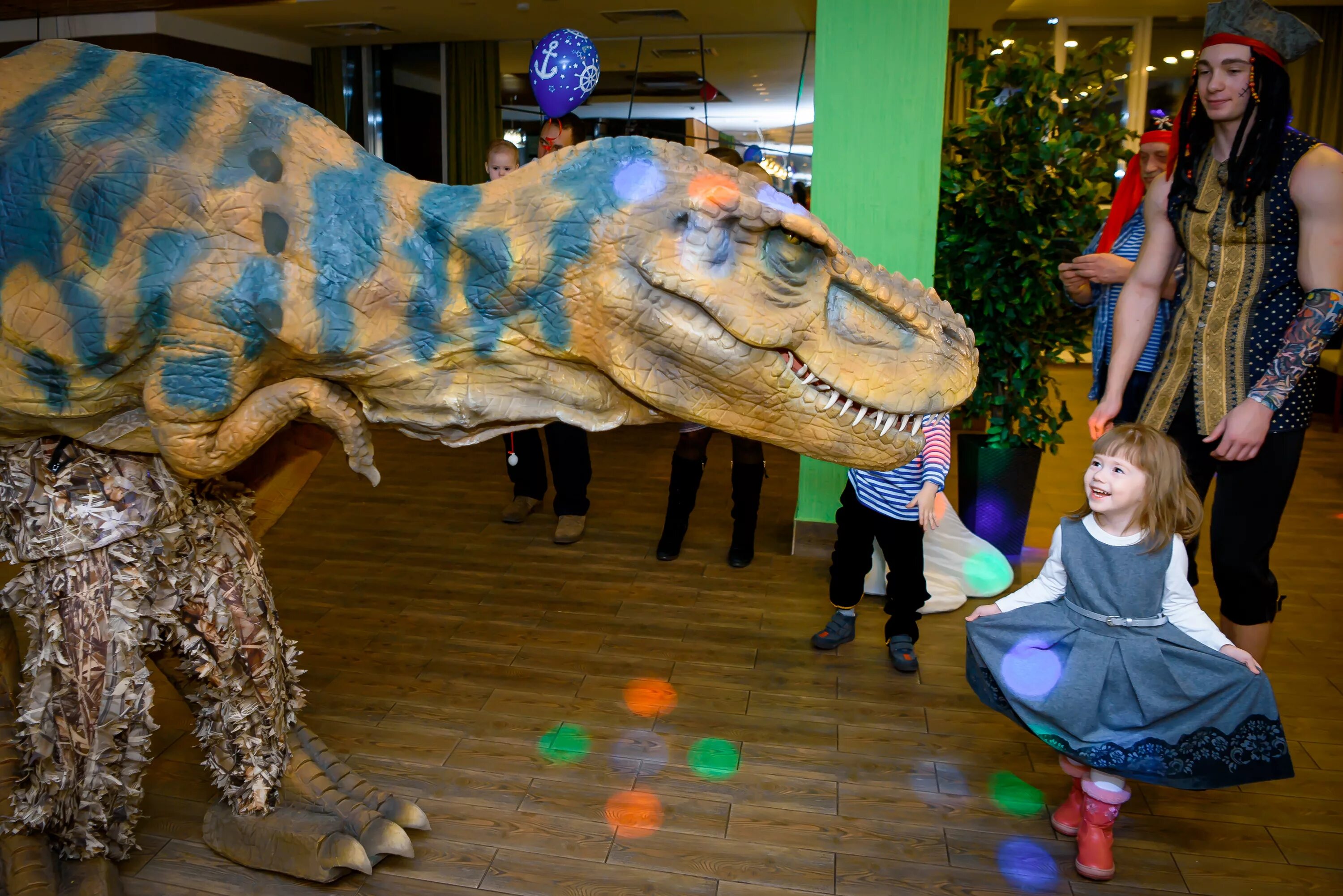 Динозавры екатеринбург. Аниматор динозавр. Детский праздник динозавры. Шоу динозавров для детей. Аниматор динозавр на детский.