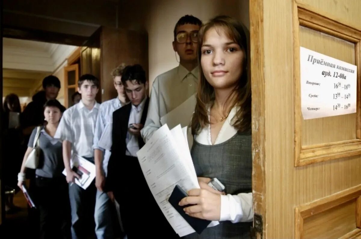 Студентка вуза. Социально психологический портрет студента. Студенты сироты. Сирота студента. Студенты сироты.