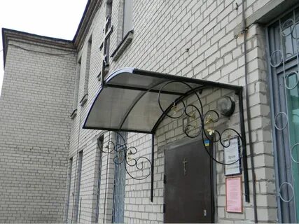 Козырек над входом многоквартирного дома