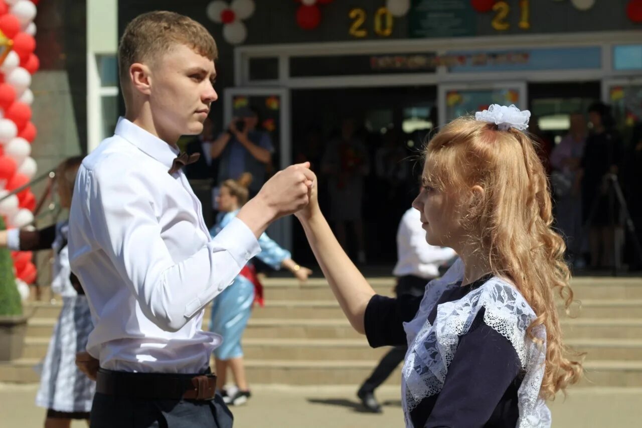 Тербуны школа. МБОУ СОШ С Тербуны. Последний звонок Тербуны. Тербуны выпускники школы.