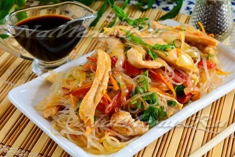 Горячее блюдо с фунчозой и овощами