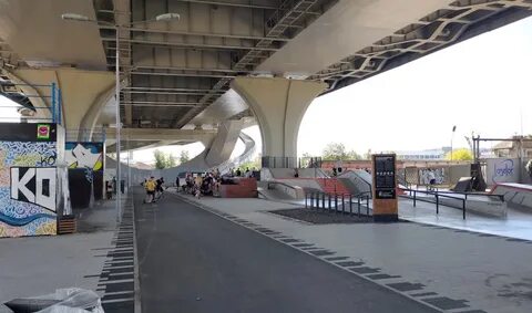 Парк под мостом бетанкура