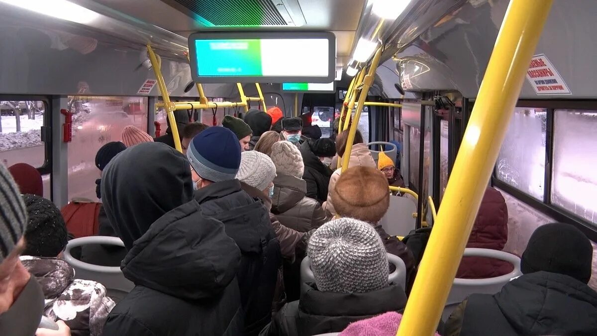 Автобус 15 в кирове. Киров пассажир автотранс. автобус с полосками.