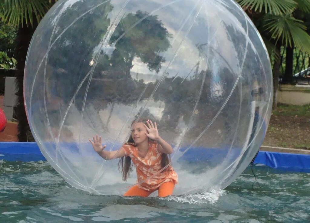 Огромный стеклянный шар. В шаре. Что находится в шаре. Строение планеты земля схема. Зорбинг новая зеландия.