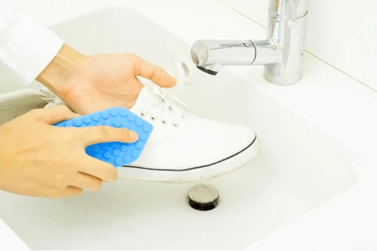 Чистка подошвы кроссовок. Мытье кроссовок. Помыть кроссовки. Вытирает белые кроссовки. Меламиновая губка для белых кроссовок.