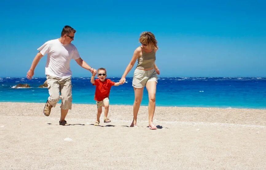 Семья на море. Путешествие с семьей. Семья на пляже. Дети на море с родителями. Мама папа на пляже