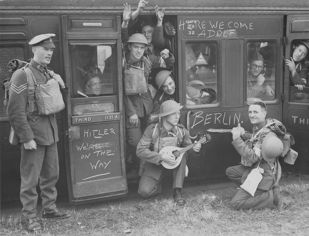 1939 год англия. Британские солдаты 1939. Поезд военных лет. Вокзал проводы на фронт. Солдаты в поезде.