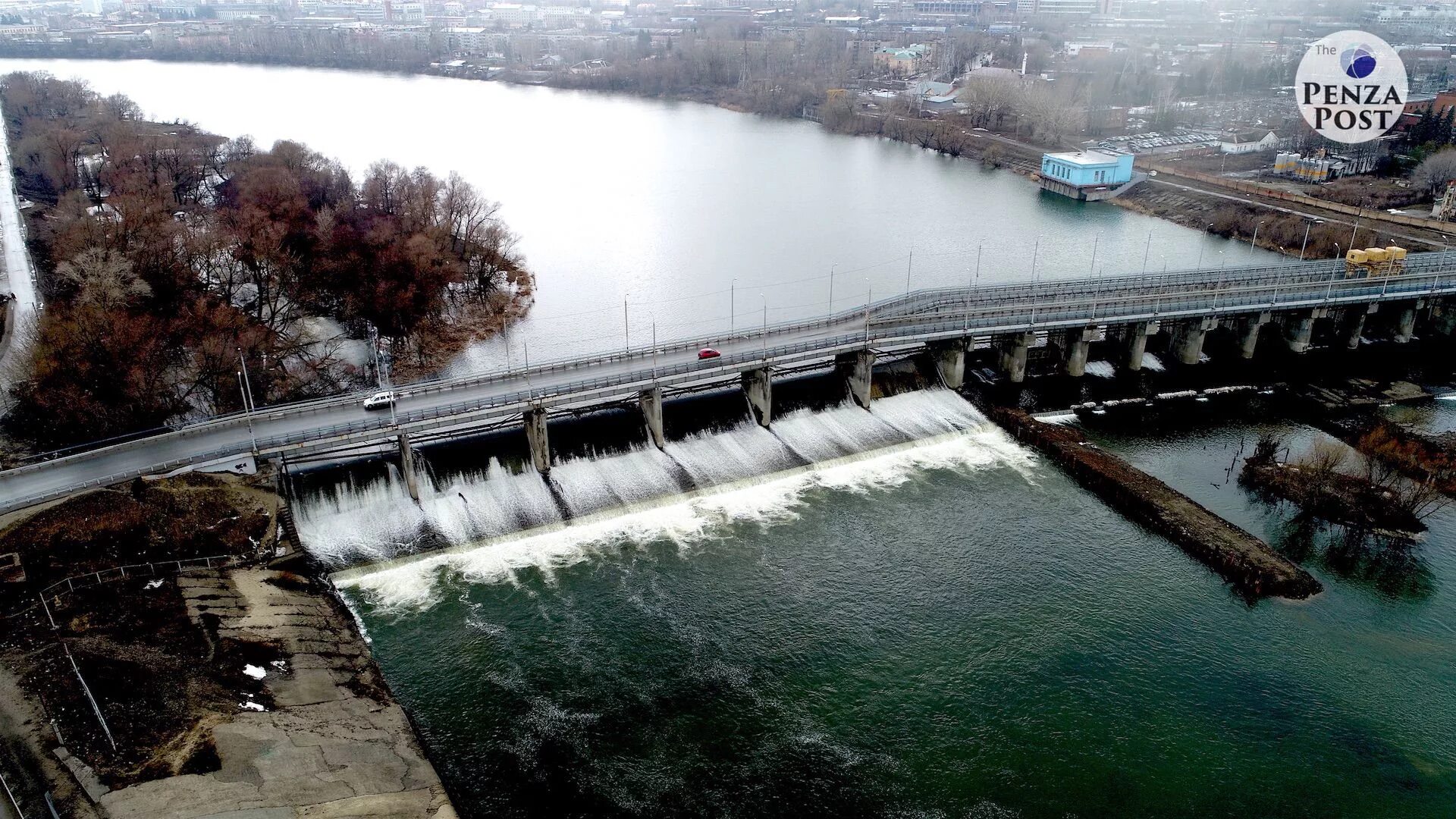 Уровень сброса воды. Сурский гидроузел Пенза. Плотина Пенза. Плотина в Пензе на реке Сура. Плотина Пензенской ТЭЦ-1.