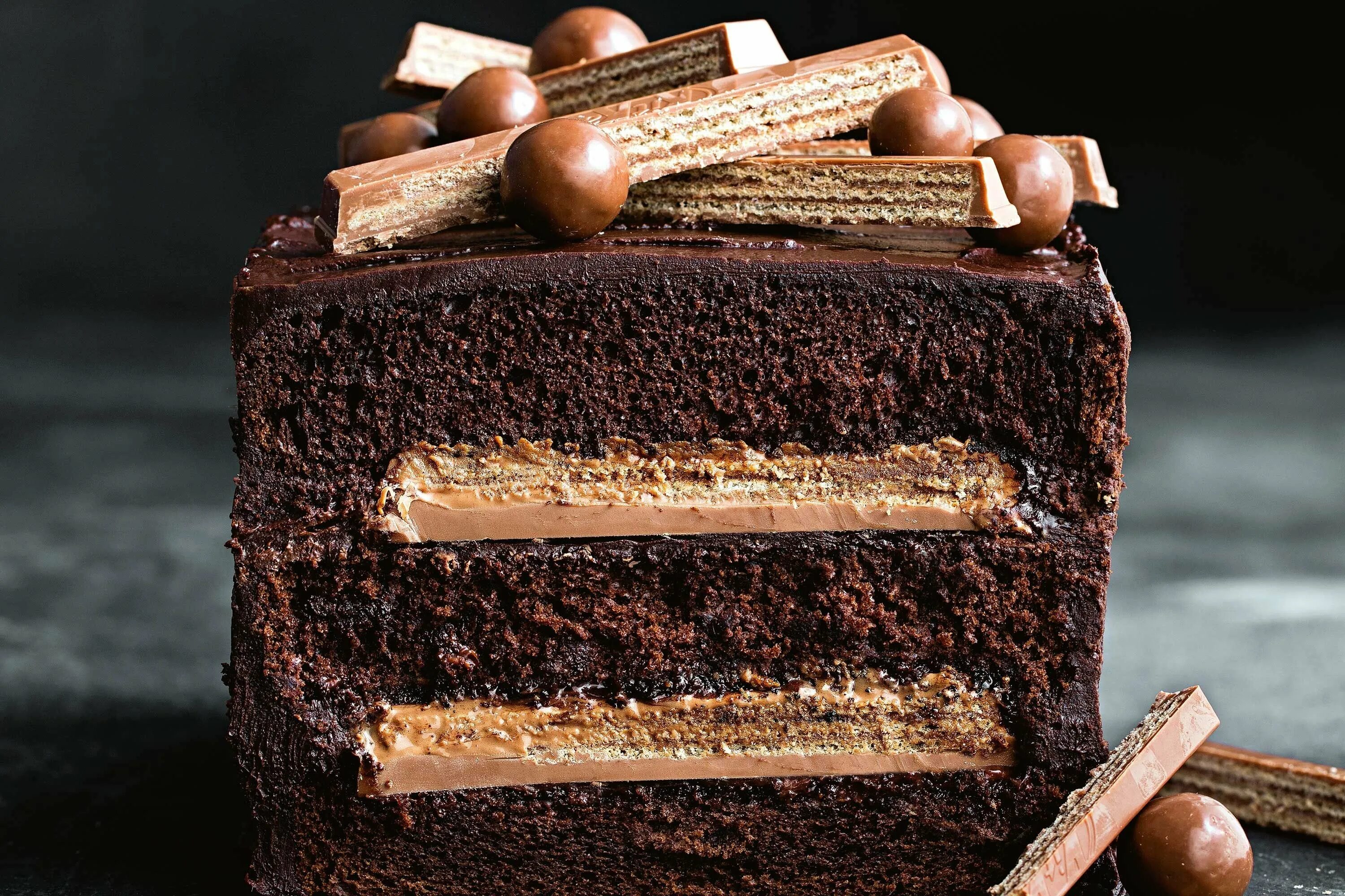 Торт марс рецепт в домашних условиях. Торт Сникерс Марс. Шоколадный торт Марс. Торт Марс в разрезе. Украсить торт Марс.