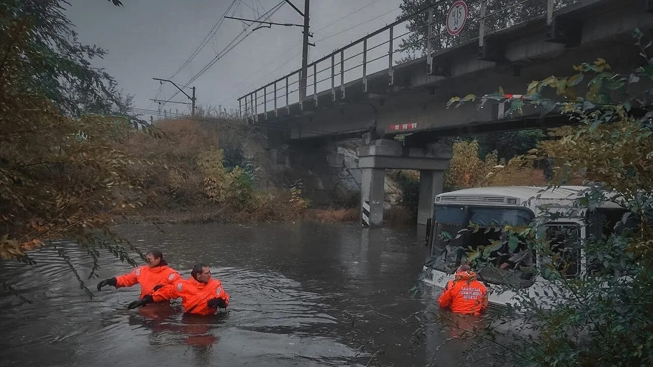 Утонул автобус барнаул. Автобус лужа. Наводнение в Челябинске. Затопление. Затопление и подтопление.