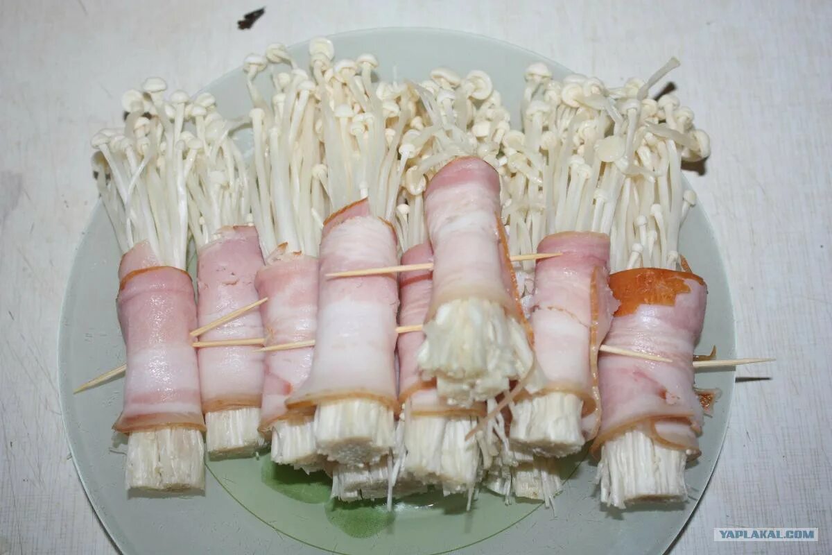 эноки с беконом в соусе. грибы эноки в соусе и беконе. грибы эноки в беконе. эноки в беконе. грибы золотые нити (еноки/эноки).