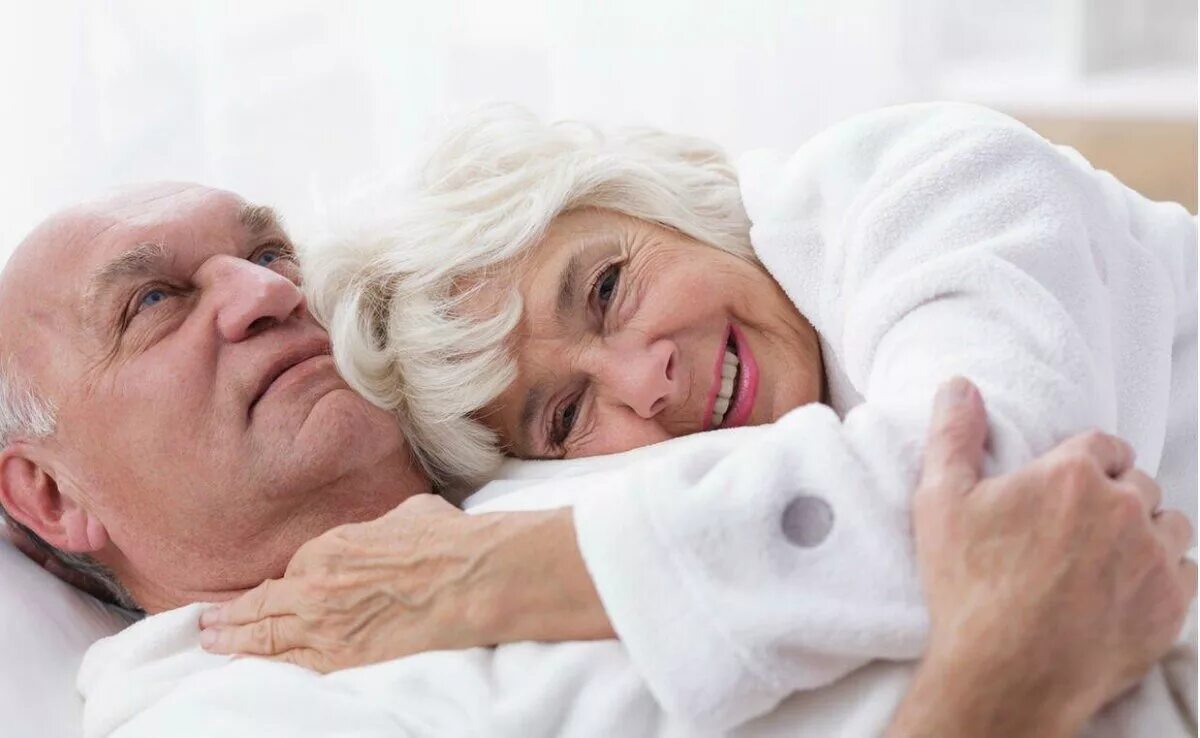 интимная жизнь пожилых людей. сексуальность в пожилом возрасте. пожилые женщины с молодыми. пожилая пара в постели. сьюзан гренни.
