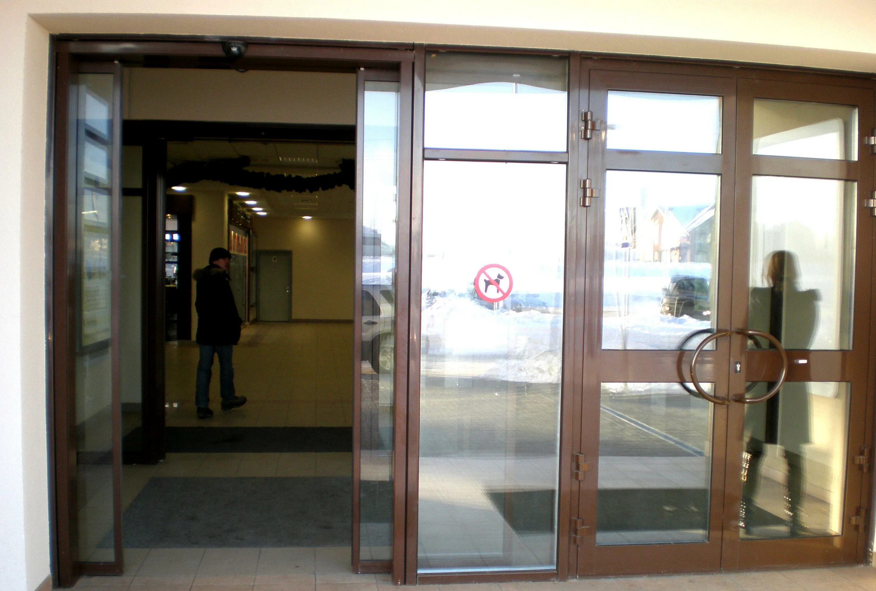 Двери в тц. Автоматические двери с функцией распахивания. Входные двери в торговый центр. Двери в торговых центрах. Автоматические двери для торговых центров.