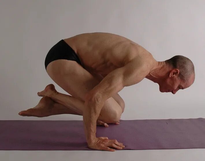 Физическая практика. Паршва бакасана поза. Хатха йога асаны. Лоласана. Лоласана йога.