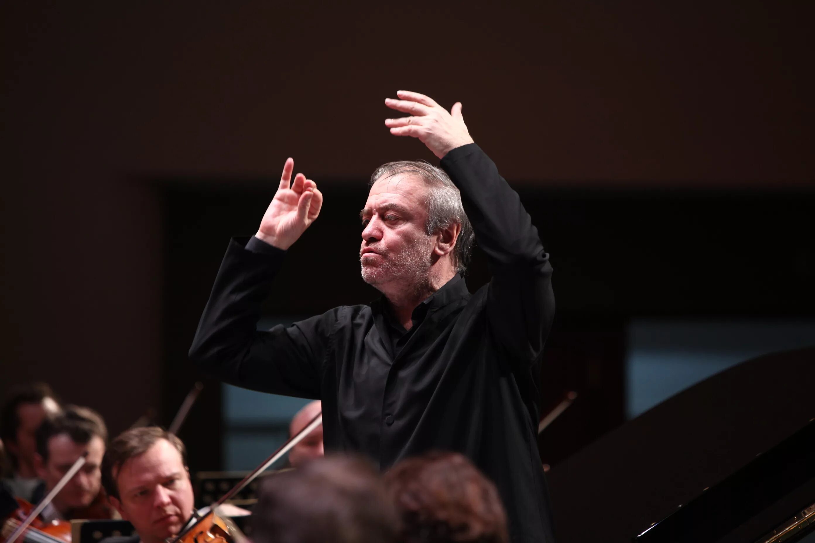 Гергиев валерий абисалович 2020. Дирижер мариинского театра валерий гергиев. Маэстро валерий гергиев в танце. Валерий гергиев. Гергиев два театра.