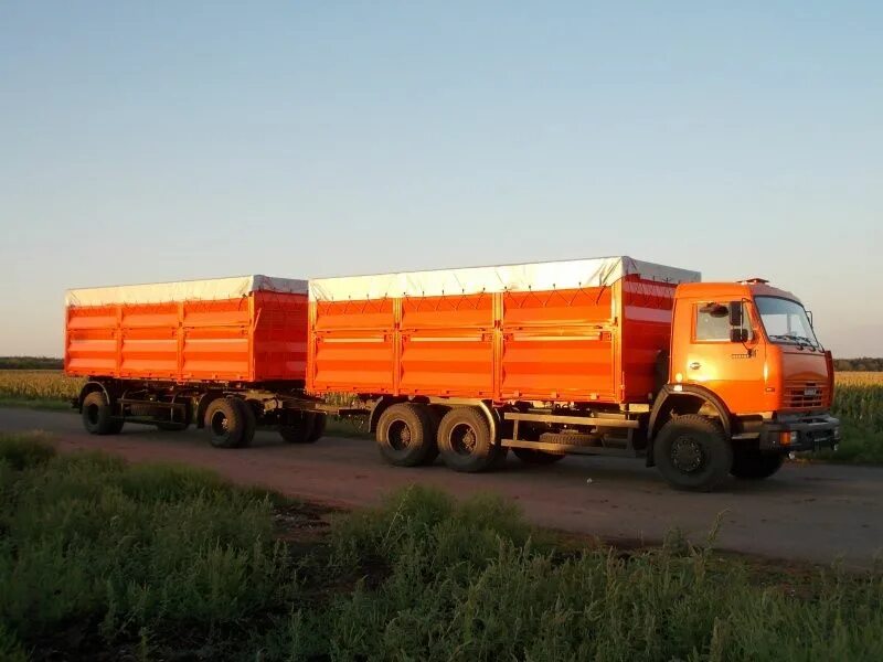 Маз 6303 зерновоз. Машины везут зерно на элеватор. Груза перевозки зерна. Камаз 6360 зерновоз. Зерновоз на элеваторе.