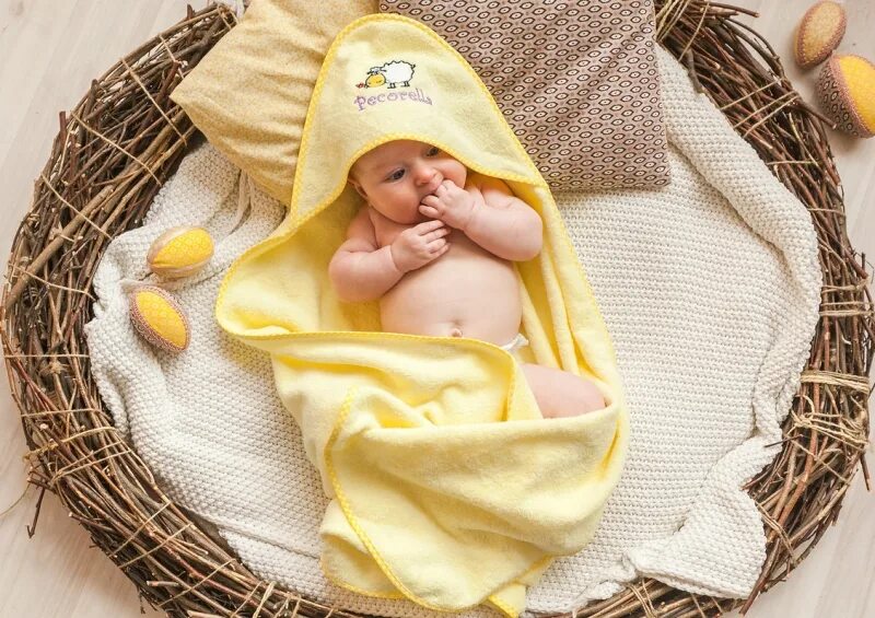 Полотенце с капюшоном для новорожденных. Полотенце уголок для новорожденных. Уголок полотенце для новорожденного. Малыш в полотенце. Младенец в полотенце.