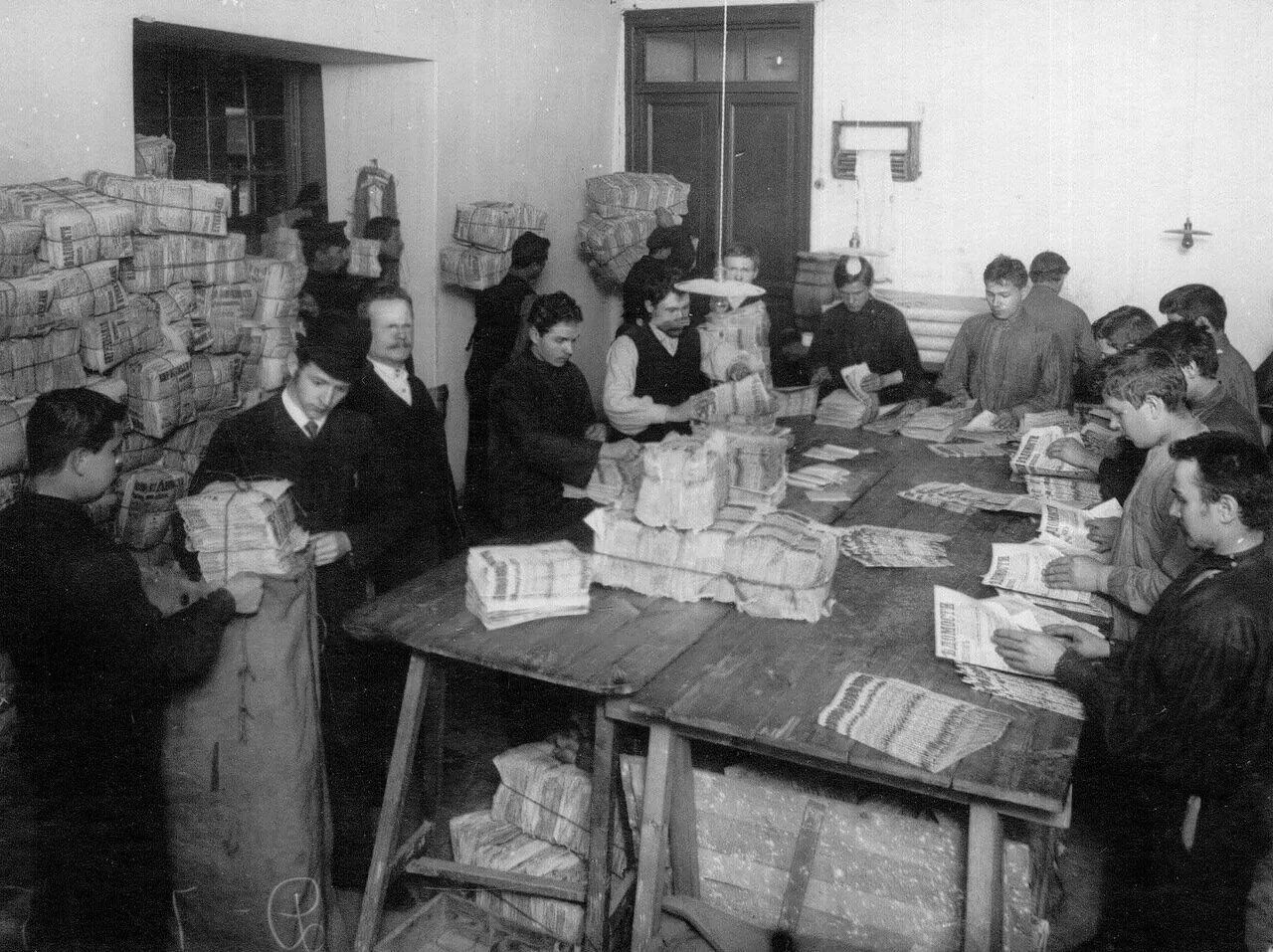 Петербургские типографии. Дореволюционная типография. типография российской империи. дореволюционная полиграфии в россии. типографии дореволюционной россии.