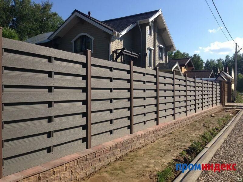 Красивый фасадный забор. Современные заборы. Евроштакетник горизонтальный забор. Ограждение из евроштакетника. Забор из евроштакетника дпк.
