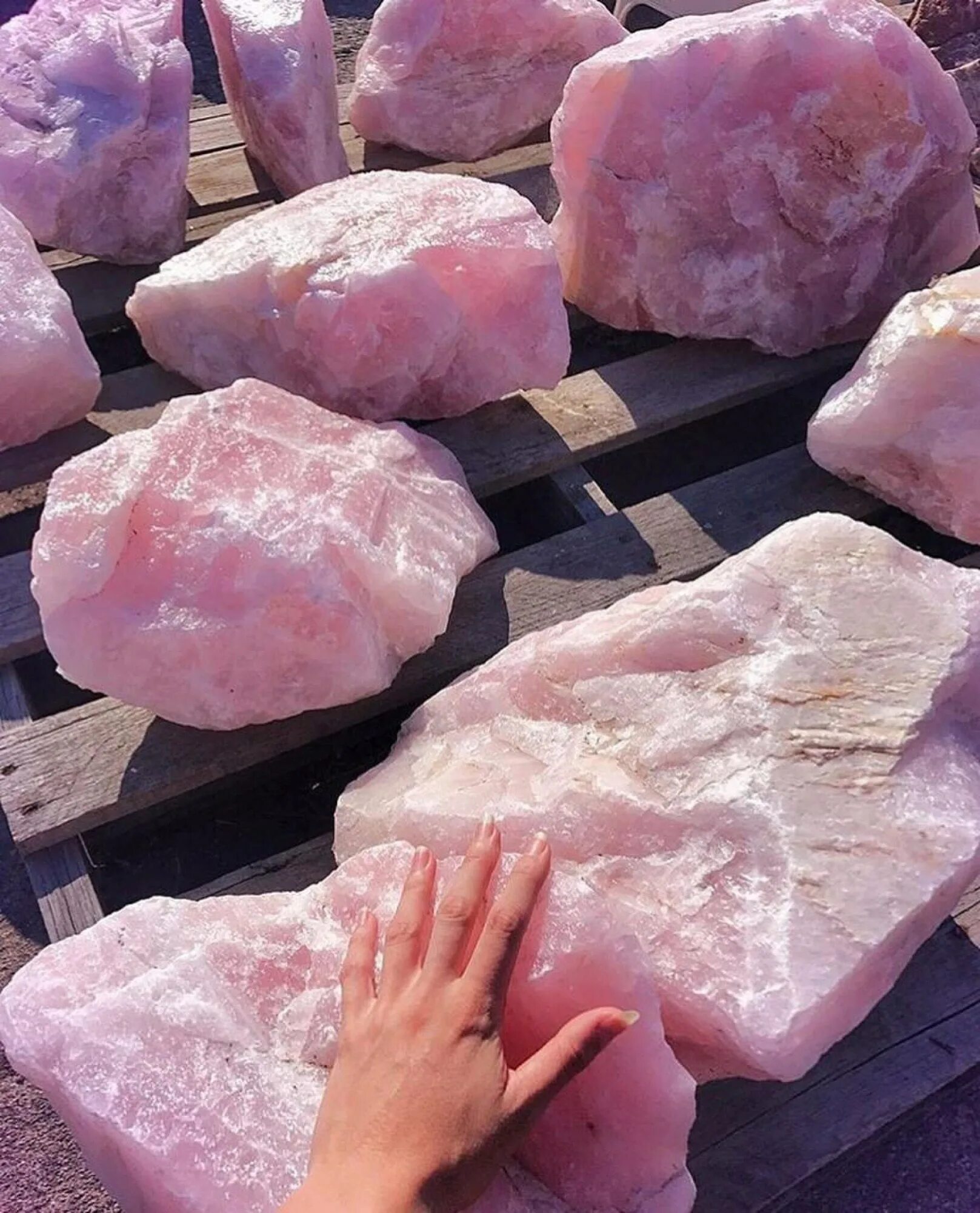 Розовый кварц минерал. Rose Quartz камень. Розовый кварц друза. Розовый кварц полезное ископаемое.