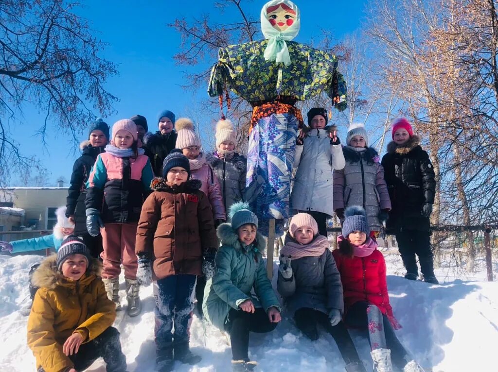 Масленица в школе. Празднование Масленицы в школе. Масленица фото праздника в школе. Масленица в школе на улице. Неделя масленицы в школе