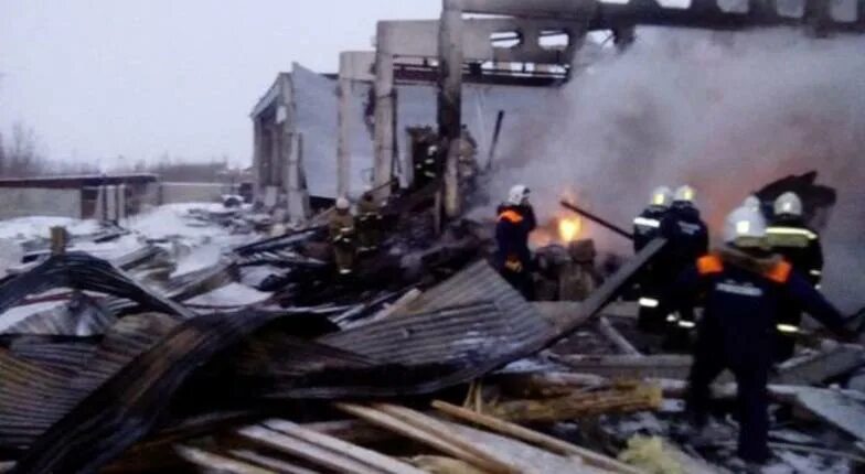 Нижнекамск что случилось сегодня. Пожар на заводе нижнекамск 12 декабря. взрыв в нижнекамске. нижнекамск авария на промышленном предприятии. пожар в нижнекамске сегодня.