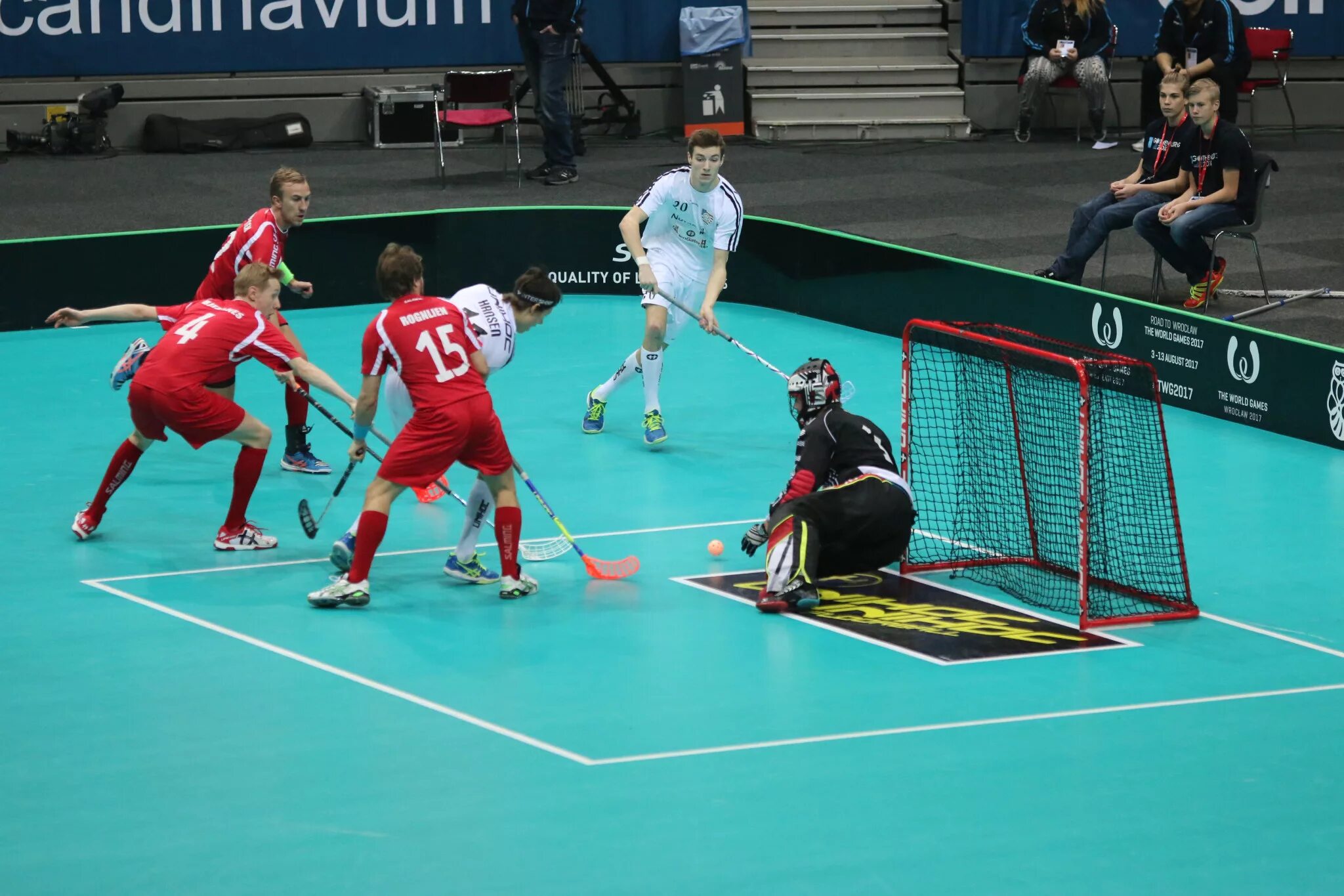 Floorball. Флорбол игра. Хоккей с мячом в зале флорбол. Хоккей в зале флорбол. Вратарская площадка floorball.