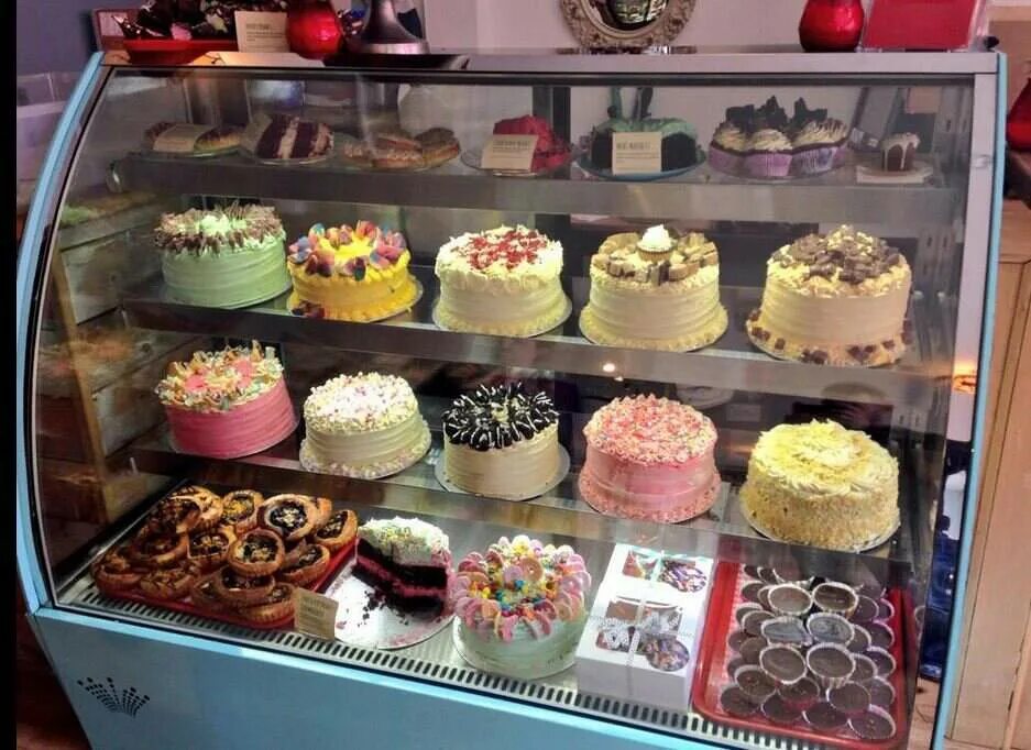 Кондитерские сладости. Торт тирамису rawcake. Кафе конверсейшн в москве. Мамин кейк казань кондитерский. Кондитерская изделия.