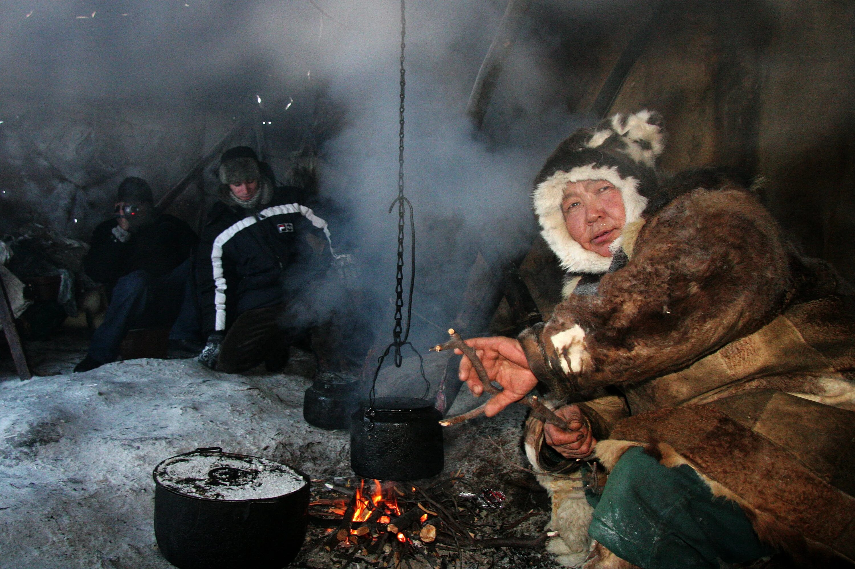 Павла ледкова чумработница. Жизнь чумработница в чуме. Женщина в чуме. Горнокнязевск природно этнографический комплекс. V съезд коренных малочисленных народов чукотки.