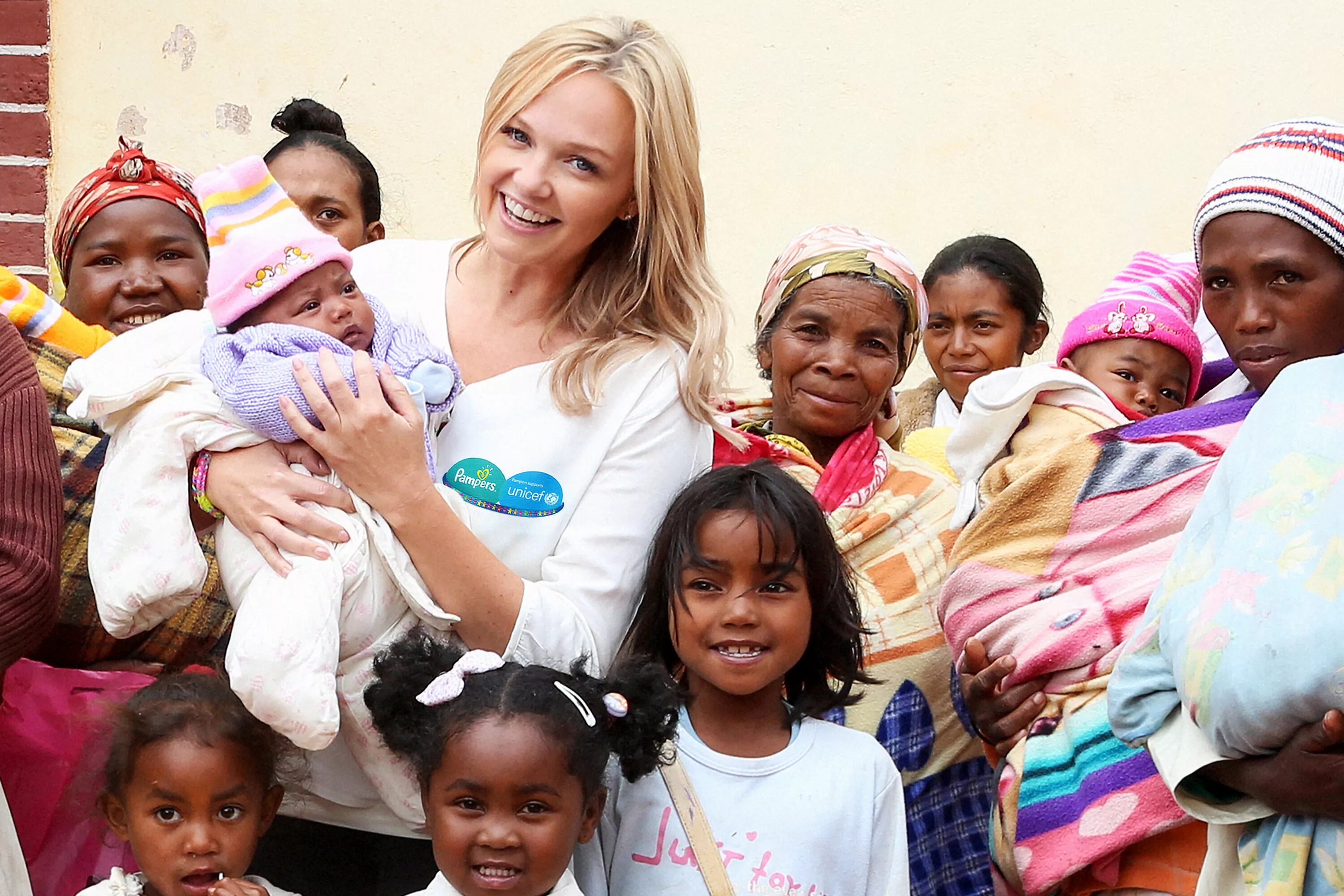 Волонтеры в африку. Emma Bunton UNICEF. Благотворительность в Африке. Волонтеры в Африке. Помощь Африке.