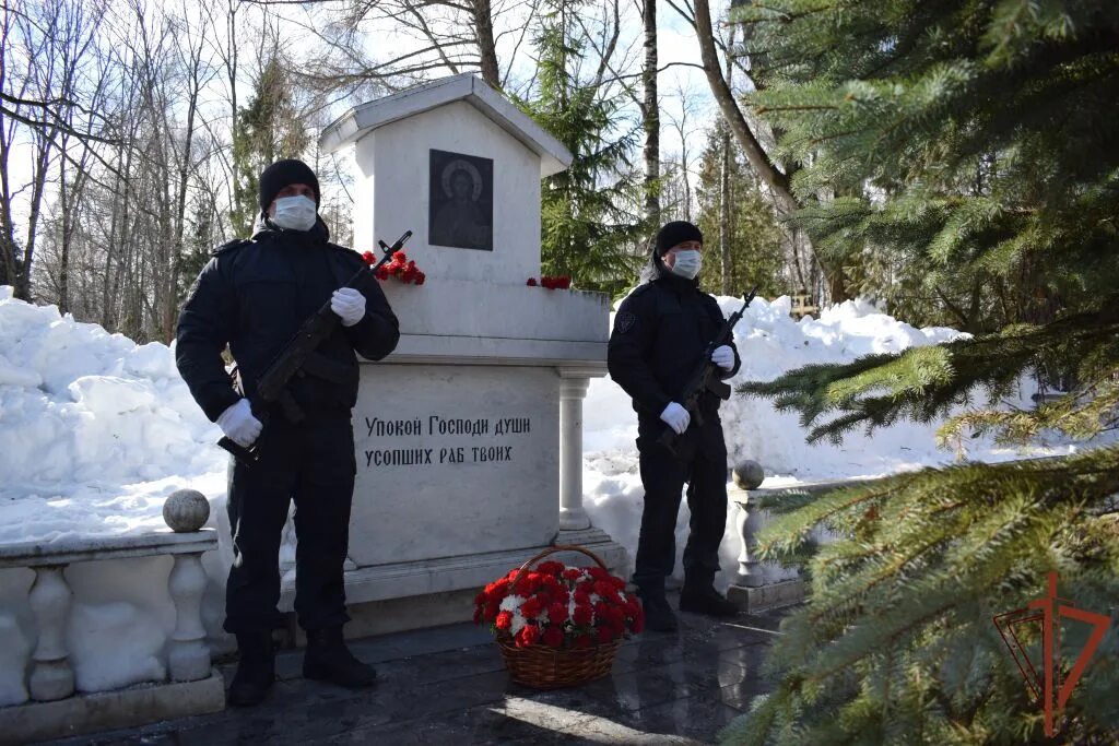 СОБР Нижний Новгород. Охрана на кладбище. СОБР охрана. Охранник кладбища.