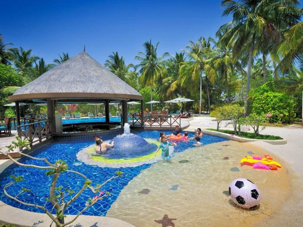 Красивая семья на мальдивах. Семейная фотосессия на мальдивах. Путешествия отели дети. Аттракционы на мальдивах. Dreams punta cana пунта кана.