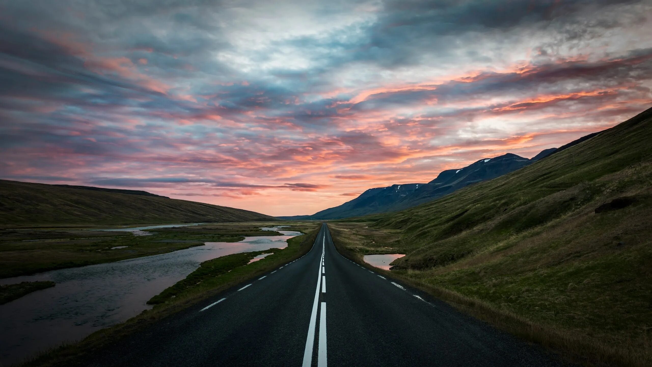 Перед большой дорогой. Исландия 8к. Дорога в гору. Пейзаж с дорогой. Исландия дорога.
