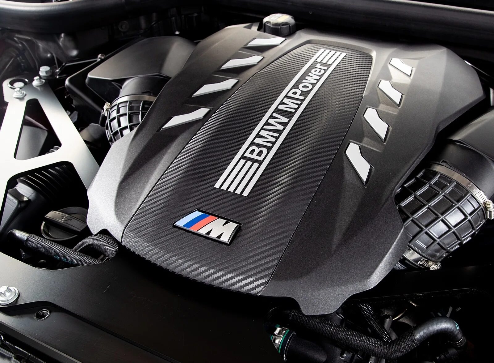 Двигатель бмв x6. БМВ x6 m Competition двигатель. BMW x6 m50i 2020. BMW x6m моторный отсек. BMW x6m f96 Competition.