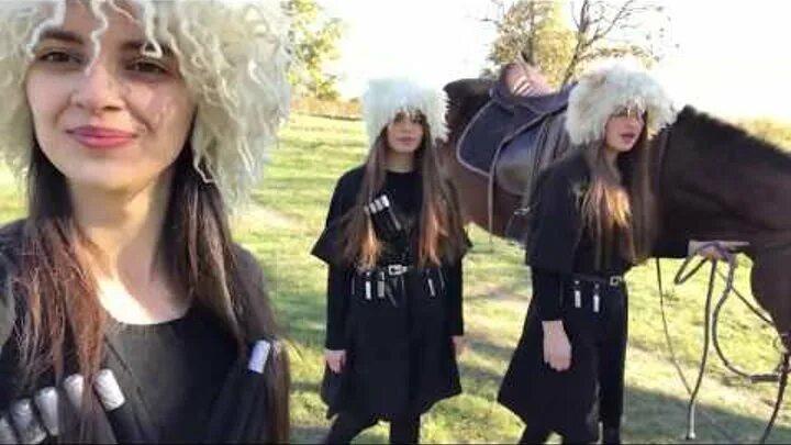 Поют 2 грузина и девушка. Грузинские девушки поют. Грузинская девушка красиво поет. Поют 2 грузина и девушка. Три грузинские девушки поют.